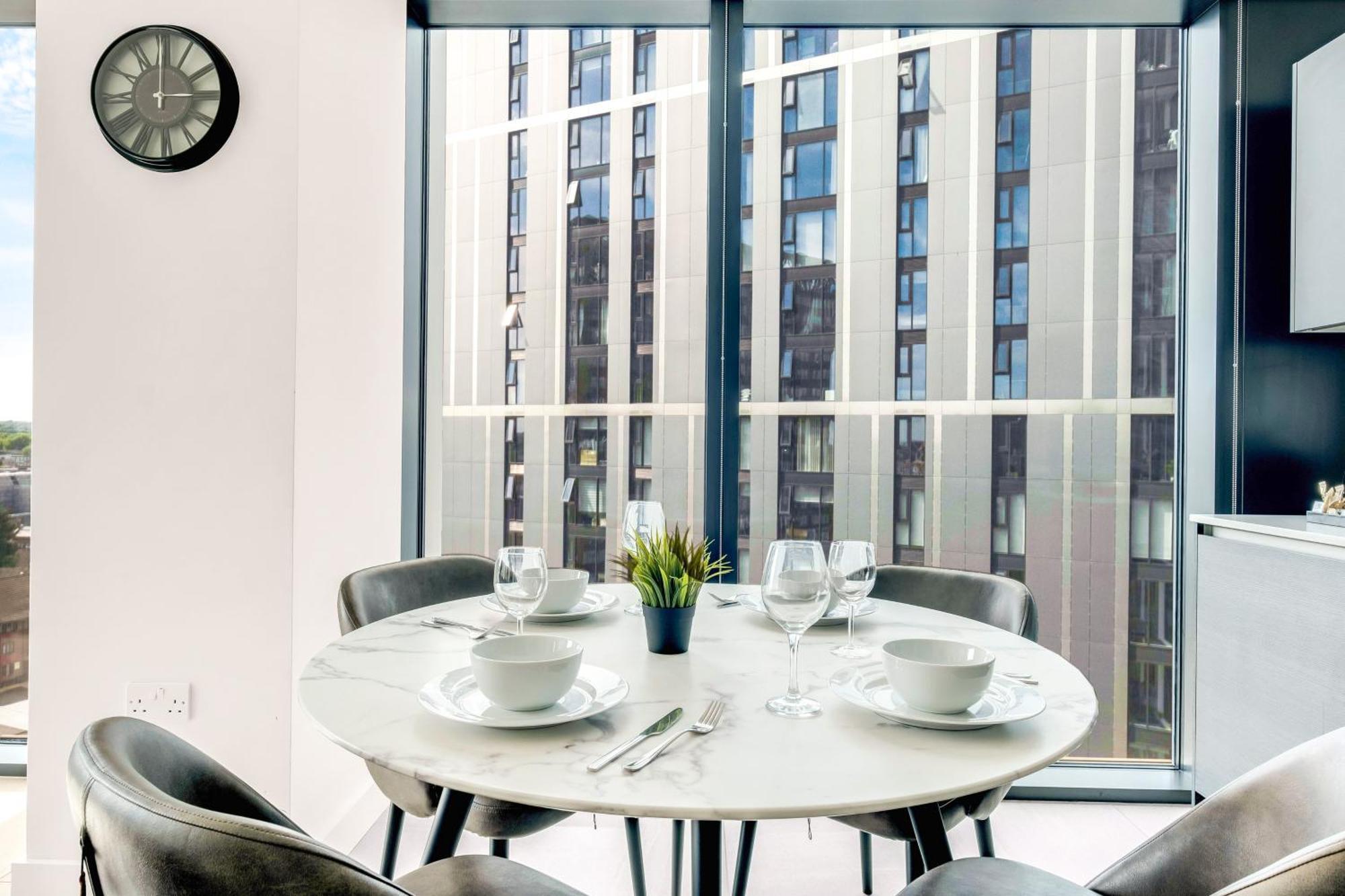 Mercian Luxury Serviced Apartments- Birmingham City Centre - Your Perfect Stay - Gym Rooftop Terrace Cinema Room Exterior photo